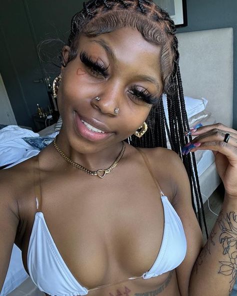 Smiley Piercing On Black Women, Two Nose Piercings, Pretty Melanin, Ashley Piercing, Face Tats, Double Nose Piercing, Face Tattoos For Women, Cute Nose Piercings, Gap Teeth