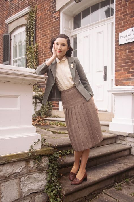 Early Spring Morning | Carolina Pinglo Carolina Pinglo, Long Plaid Skirt, Spring Morning, Teaching Outfits, Monochromatic Outfit, Toronto Fashion, Vintage Silhouette, Green Blazer, Shopping Event