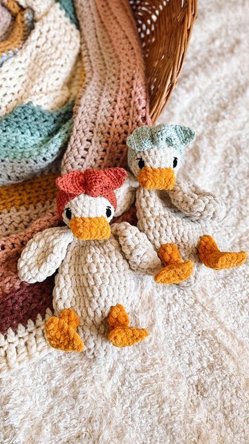 Mod Threads ✿ Kylee on Instagram: "Della the Duck lovey edition is officially available ✨🥹  Ahhh!! I can’t wait to see all of your ducks! Thank you so much for the love on this pattern.   My testers were too good to me ❤️ @thetwistedhooker  @neutral.knots  @crochet.by.cass  @toostitchincute_  @quilly.bean  @bkaycrochet  @goldnspun  @taylor.made.crochet  @daramadethis   Pattern available now on my Etsy 🫶🏼  • • • • • • • • • • • • #crochetduck #crochetpattern #newcrochetpattern #crochetart #crochettesters #happycrocheting #crochettherapy #crochetamigurumi #amigurumipatterns" Duck Mittens Crochet, Della Duck Crochet, How To Crochet A Duck, Duck Crochet Pattern Free, Crochet Duck Pattern Free, Crochet Mallard Duck, Crochet Duck Pattern, Duck Lovey, Lovey Crochet Pattern