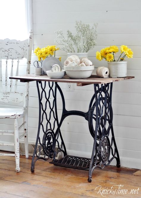 Repurposed antique sewing machine base turned into a rustic farmhouse accent table with pallet wood table top - KnickofTime.net Antique Sewing Machine Table, Singer Sewing Machine Table, Old Wood Table, Farmhouse Diy Projects, Sewing Machine Tables, Sewing Machine Table, Antique Sewing Table, Sustainable Decor, Make A Table