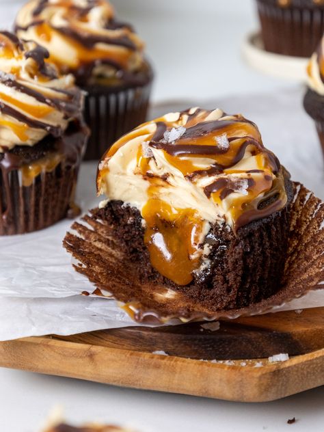 These chocolate caramel cupcakes are moist, filled with caramel, and topped with the most delicious caramel buttercream! Chocolate Caramel Cupcakes, Caramel Cupcakes, Caramel Buttercream, Caramel Frosting, Filled Cupcakes, Cupcake Recipes Chocolate, Gourmet Cupcakes, Family Restaurant, Cupcake Flavors