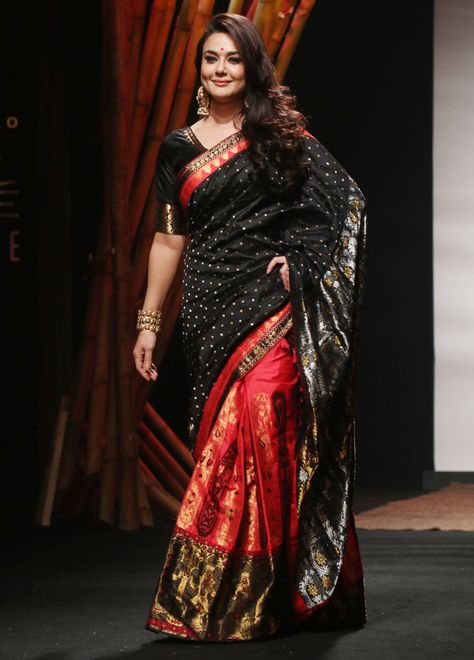 Assam Silk Saree, Preity Zinta, Indian Saree Blouse, Indian Saree Blouses Designs, Saree Designs Party Wear, Lakme Fashion Week, Elegant Saree, Stylish Sarees, Saree Dress