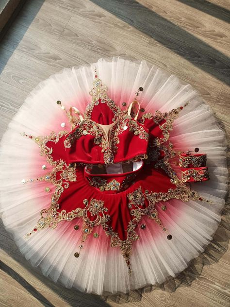 Here we have a 2 piece Odalisque ballet tutu. Ideal for as a Corsaire ballet costume. This  tutu has  10 layers of  tulle. Comes with adjustable hook and eye bodice.  A truly unique Odalisque pancake  tutu Made for children and adults.  Please pick your size from the chart. We recommend to go up a size if on the limits of the previous size. Delivery usually with in month, can be longer during busy periods. We ship by fastest means. It's possible for this to be made to measure. Please provide  Hi Odalisque Ballet, Ballet Costumes Tutus, Pancake Tutu, Pretty Dance Costumes, Classical Ballet Tutu, Dancer Ballet, Contemporary Dance Costumes, Ballet Teacher, Ballerina Costume