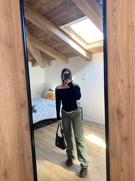 Cargo Pants And Doc Martens, Cargo Pants Doc Martens, Bella Hadid Style Outfits, Baggy Cargo Pants Outfit, Fall Outfit Aesthetic, Coachella 2023, Doc Martens Outfit, Baggy Cargo Pants, Cargo Pants Outfit