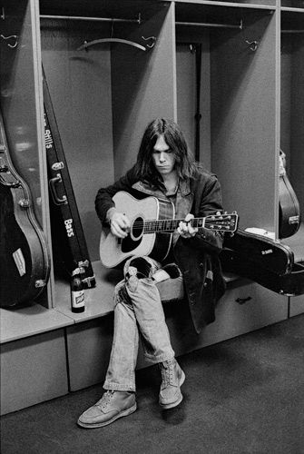 Neil Young rehearsing backstage at the Spectrum, Philadelphia, June 1970. Young Lyric, Young Quotes, The Cardigans, Musica Rock, Neil Young, Rock N’roll, Jim Morrison, Harvest Moon, Rock Legends