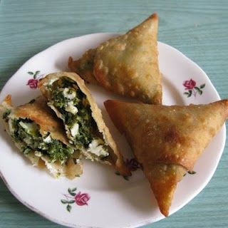 spinach and cheese samosas Recipes Using Egg Roll Wrappers, Cheese Samosa, Greek Spanakopita, Turkish Borek, Tropisk Fest, Italian Cuisine Recipe, Samosa Recipe, Spinach Feta, Chopped Spinach