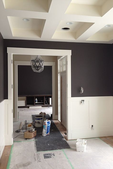 white molding, black walls, love this. Would look great with dark purple as well Veranda Interiors, Charcoal Walls, Wall Moulding, White Wainscoting, White Molding, Dark Grey Walls, Black Rooms, Dining Room Paint, Dark Walls