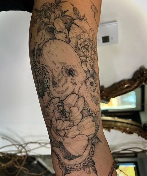 Octopus Tattoo Sleeve Woman, Floral Octopus Tattoo, Octopus Flower Tattoo, Ocean Sleeve Tattoo Women, Beach Themed Tattoos For Women, Finn Tattoo, Ocean Tattoos Sleeve For Women, Baby Owl Tattoos, 25 Tattoo