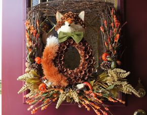 Fox Wreath Diy, Fox Wreath, Entryway Chest, Foam Frame, Thanksgiving Decorating, Fall Flower Arrangements, Autumn Display, Halloween Bows, Thanksgiving Theme