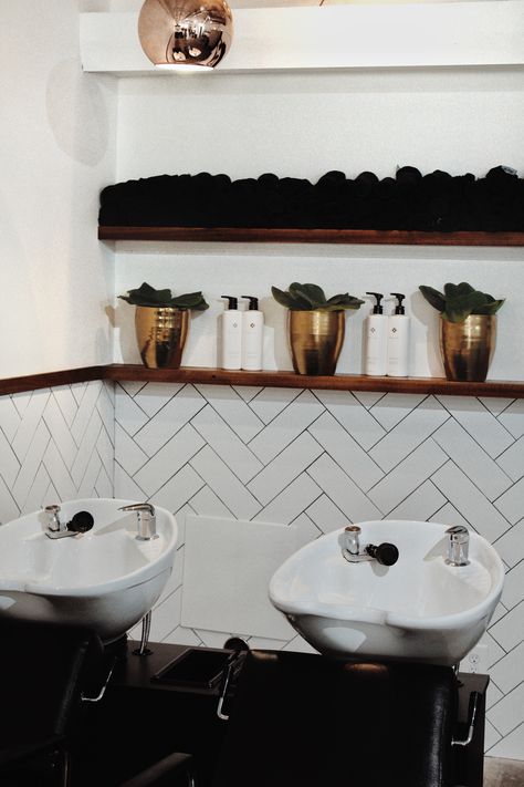 Back Bar Salon, Small Salon Storage Ideas, Salon Sink Area, Salon Backwash Ideas, Backwash Ideas Salon, Hair Salon Set Up Ideas, Salon Suite Inspiration, Home Salon Ideas Small Diy, Hairdressing Salon Interior Design