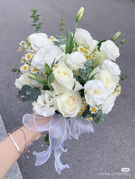 White Hand Bouquet, Simple Wedding Bouquets, Orchard Wedding, Blue Wedding Bouquet, Vintage Flowers Wallpaper, Wedding Hands, Boquette Flowers, Flower Boutique, Bride Bouquet