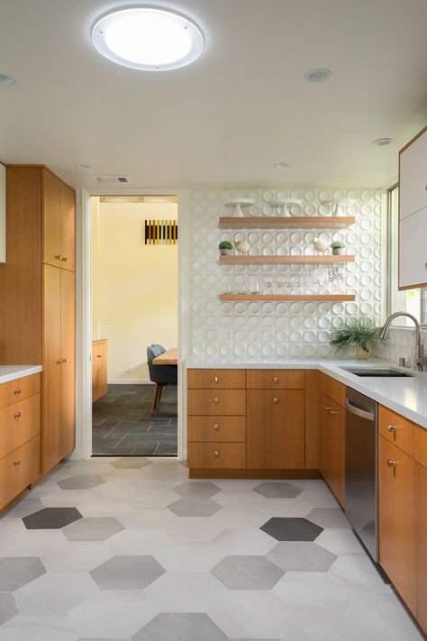 Hexagonal tiles are the perfect floor to pull together this midcentury modern kitchen Modern Kitchen Tile Floor, Mid Century Modern Kitchen Remodel, Modern Kitchen Flooring, Mid Century Modern Floor, Modern Kitchen Tiles, Mid Century Modern Kitchen Design, Modern Floor Tiles, Modern Kitchen Remodel, Modern Flooring