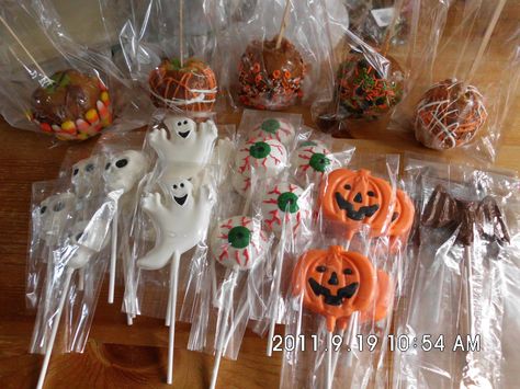 Halloween chocolate lollipops.! yummy! Lollipop Ideas, Class Treats, Chocolate Lollipop, Chocolate Pops, Chocolate Covered Fruit, Chocolate Lollipops, Halloween Chocolate, Chocolate Shop, Chocolate Chocolate