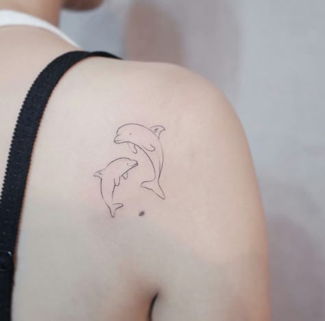 Dolphin Tattoo, Cute Animal Tattoos, Dolphins Tattoo, Inspiration Tattoos, Geniale Tattoos, Shoulder Tattoos For Women, Discreet Tattoos, Tattoo Designs And Meanings, Tattoos For Daughters