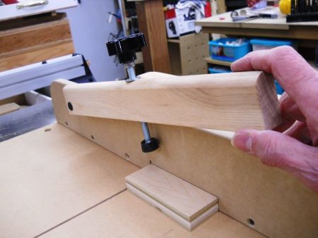 Improved Crosscut Sled Down-pressure Holder Crosscut Sled, Woodworking Table Saw, Table Saw Jigs, Woodworking Jig, Woodworking Books, Woodworking Magazine, Woodworking Table, Router Woodworking, Tool Cabinet