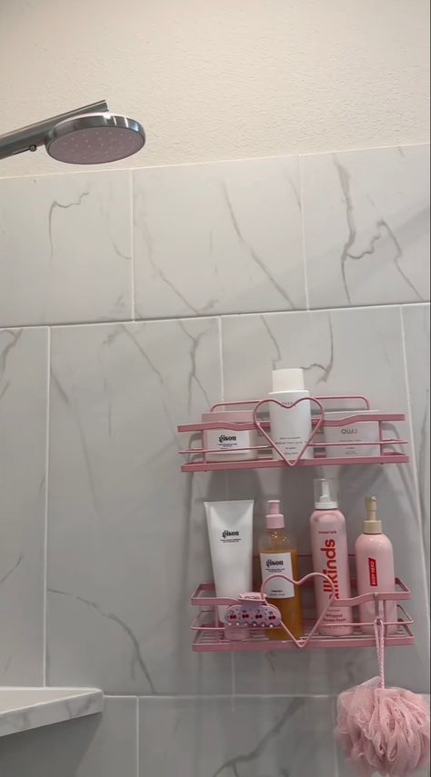 Aesthetic Shower Shelves, Clean Girl Bathroom Ideas, Shower Shelves Aesthetic, Bathroom Aesthetic Pink, Clean Girl Bathroom, Girly Aesthetic Room, Grey And Pink Bedroom, Pink And Grey Bathroom, Girly Bathroom Ideas