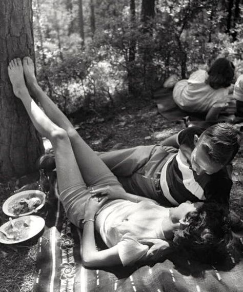 50s Romance, 50s Couple, 1950s Couple, 50s Aesthetic, Sunday Kind Of Love, Black And White Couples, Romantic Picnics, Vintage Couples, Old Couples