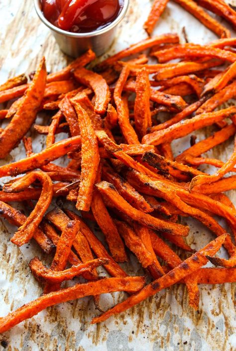 Crispy edges, soft center sweet potato fries baked not fried – so you can feel good about eating them! Once upon a time, we concocted the most amazing french fries made in the oven and we fell in love with them. We make them all the time and I can never seem to make enough … Oven Baked French Fries, Crispy Sweet Potato Fries, Sweet Potato Recipes Fries, Sweet Potato Fries Baked, Crispy Sweet Potato, Sweet Potato Wedges, Chips Ahoy, Potato Fries, Potato Wedges