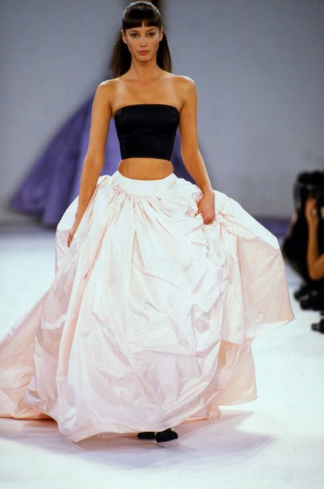 ISAAC MIZRAHI  SPRING/SUMMER 1994  MODEL : Christy Turlington 90s Runway Fashion, Runway Fashion Couture, Model Walks, Doutzen Kroes, V Magazine, Christy Turlington, Vogue Korea, Isaac Mizrahi, White Skirt