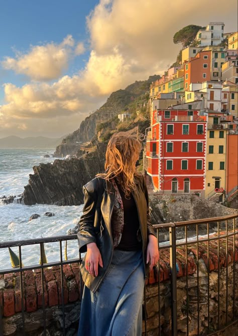 Cinque Terre Instagram Pictures, Italy Travel Aesthetic Outfits, Tuscany Outfits Winter, Italy Photoshoot Aesthetic, Sorrento Picture Ideas, Italy Aesthetic Outfit Fall, Sicily Italy Photo Ideas, Sicily Winter Outfit, Siena Photo Ideas