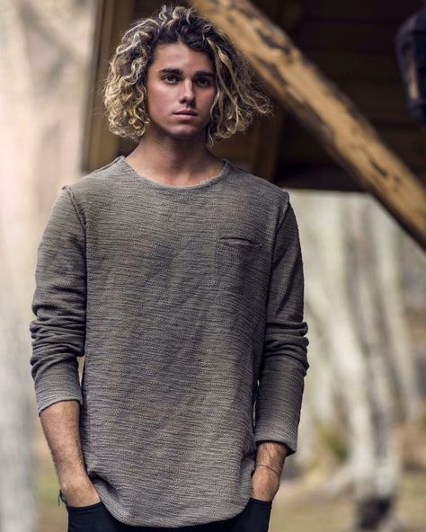 Jay Alvarez, Hair Cuts Men, Jay Alvarrez, Men's Curly Hairstyles, Blonde Hair Inspiration, Boy Poses, Long Wavy Hair, Curly Hairstyles, Long Hair Cuts