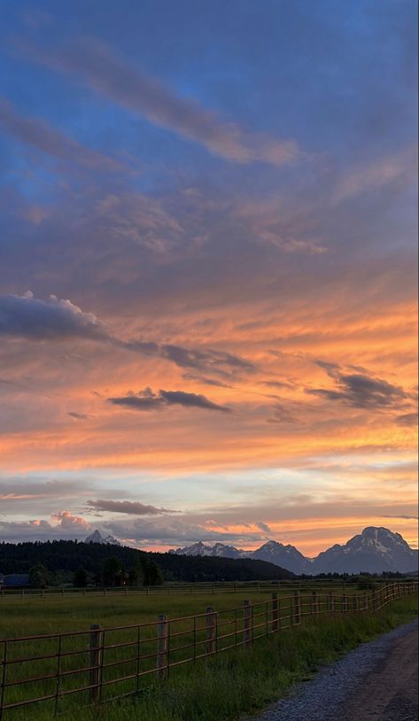 Old Country Aesthetic, Ranch Wallpaper, Wyoming Scenery, Wyoming Sunset, Southern Aesthetic, Flower Background Iphone, Pretty Views, Country Lifestyle, Pretty Landscapes