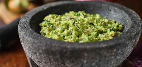 Give your guacamole a boost of nutritional goodness! Learn how to do that by creating this classic 4-ingredient dip. Avocado Fries Recipe, Avocado Uses, Avocado Pizza, Avocado Recipes Easy, Spicy Guacamole, Best Guacamole, Creamy Avocado Sauce, Guacamole Dip, Avocado Chocolate Mousse