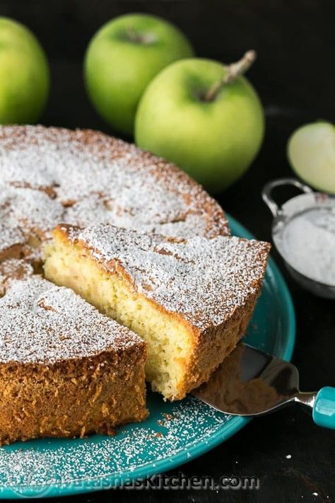 Apple Sharlotka Recipe, Sharlotka Cake Recipe, Apple Cake Recipe Russian Apple Cake Recipe, Russian Apple Cake, Cake Recipes Easy, Easy Apple Cake, Granny Smith Apple, Apple Dessert Recipes, Sponge Cake Recipes, Apple Cake Recipes, God Mat