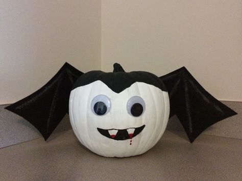 Vampire Pumpkin Ideas, Painted Vampire Pumpkin, Count Dracula Pumpkin, Dracula Pumpkin, Pumpkin Vampire, Pumkin Decoration, Vampire Pumpkin, Fun Pumpkins, Pumpkin Face