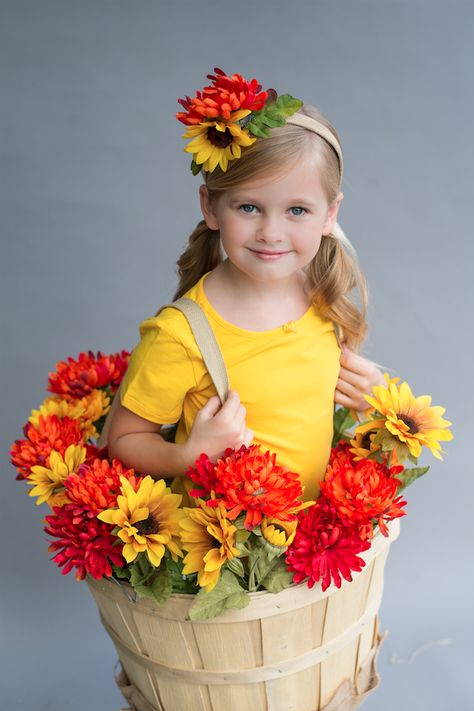 DIY Flower Pot Halloween Costume | Giggle Magazine Flower Bouquet Costume Diy, Flower Pot Halloween Costume, Diy Flower Pot Costume, Diy Flower Halloween Costume, Flower Hats Diy, Potted Plant Costume, Spring Costume Ideas, Sunflower Costume Diy, Adult Flower Costume