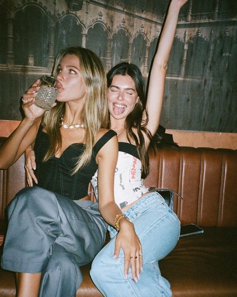 Sophie Mitchell, Best Friends Aesthetic, Pic Pose, Cute Friend Pictures, Brunette To Blonde, Friend Poses, Friend Photoshoot, Best Friend Pictures, Looks Chic