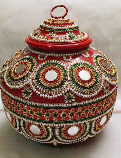 Wedding Kalash Decorations, Kalash Decoration Indian Weddings, Krishna Birthday Decoration, Karva Chauth Thali Decoration, Pot Decorating Ideas Indian, Kalash Painting, Matli Decoration, Karva Chauth Thali, Kalash Design