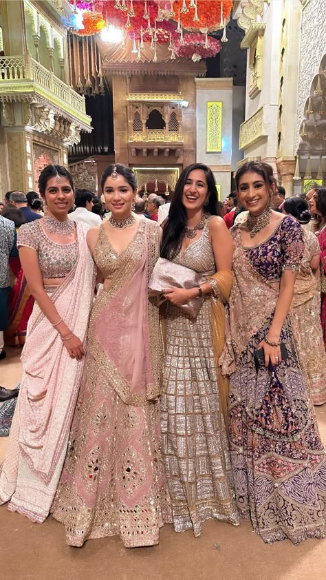 Siders Wedding Outfits, Modern Indian Wedding Outfits Sisters, Sara Tendulkar Outfits, Bridesmaid Dresses Indian, Indian Dress Up, Indian Bridesmaid Dresses, Lehenga Designs Simple, Simple Kurta Designs, Desi Fashion Casual