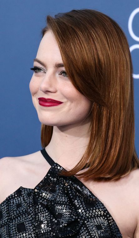 Emma Stone Emma Stone Hairstyles, Emma Stone Haircut, Emma Stone Hair Color, Dark Burgundy Hair, Emma Stone Hair, Stunning Hairstyles, Hair Color Auburn, Dark Blonde Hair, Hair Bob