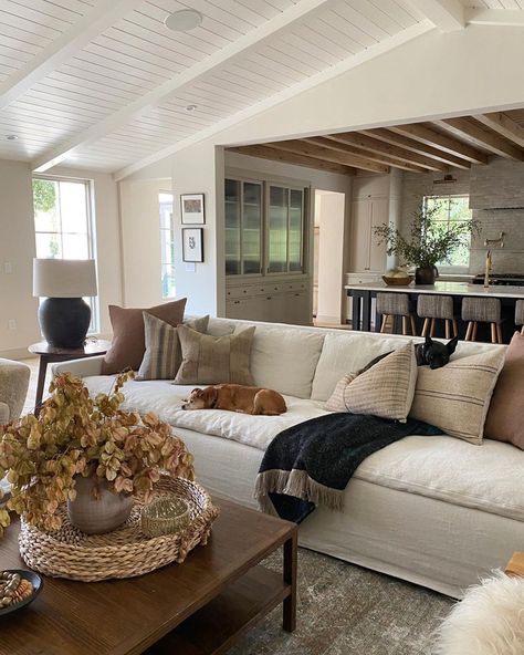 A gorgeous Amber Lewis designed living room open to the kitchen - cool California modern rustic chic style! Modern Rustic Living Room, Amber Lewis, Modern Rustic Homes, Ideas Living Room, Rustic Living, Decoration Inspiration, Rustic Living Room, Design Living Room, Living Room Inspo