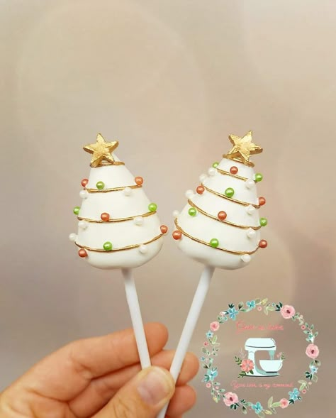 Christmas Cake Pop Bouquet, Simple Christmas Cake Pops, Cake Pops Designs Christmas, Christmas Cakepop Ideas, Sweet Christmas Snacks, Christmas Cake Pops Ideas, Christmas Chocolate Covered Strawberries, Christmas Tree Cake Pops, Christmas Cakepops