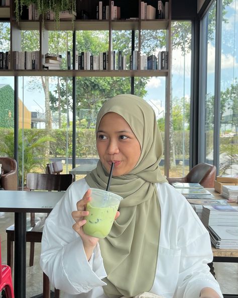 minimalist outfit minimal outfit aesthetic sage green outfit matcha latte iced korean soft aesthetic Matcha Outfit Aesthetic, Outfit Hijab Sage, Green Outfit Hijab, Green Hijab Outfit, Matcha Outfit, Minimal Outfit Aesthetic, Sage Green Outfit, Aesthetic Sage Green, Green Hijab