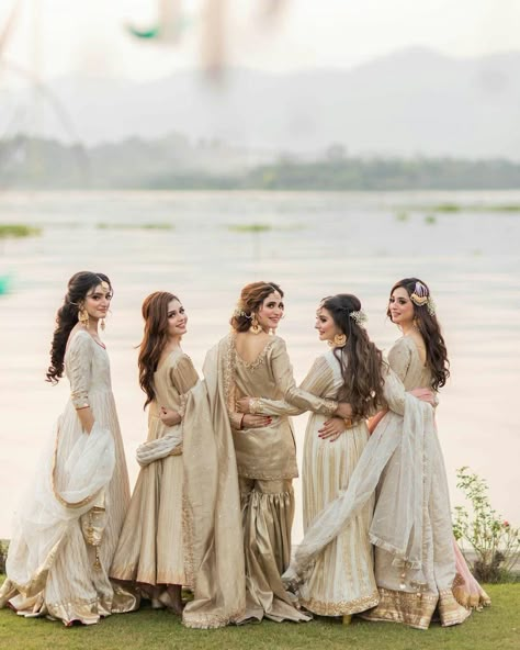 Bride Sisters Dress Pakistani, Wedding Poses For Friends, Best Friend Engagement Pictures, Nikah Dress For Bride Sister, Wedding Poses For Cousins, Cousins Poses Group Shots, Sister Wedding Photoshoot Poses, Nikkah Bridesmaid Outfit, Wedding Poses With Friends