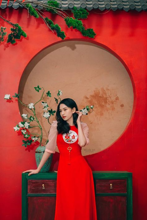 Cny Photoshoot, Decor Tet, Tet Decoration, Asian Wedding Decor, Floral Cake Design, New Year Photoshoot, Chinese Theme, Photoshoot Backdrops, Fine Art Portraits