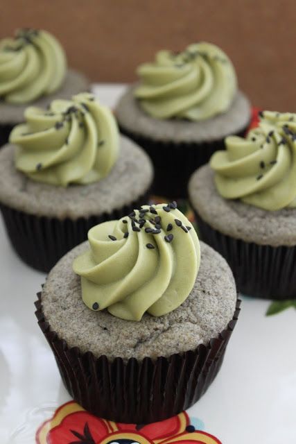 A spin of the classic black sesame and matcha pairing. These black sesame cupcakes with matcha cream frosting are a great alternative to the standard Matcha Cream Cheese, Matcha Frosting, Japanese Baking, Asian Bread, Matcha Cupcakes, Sesame Recipes, Matcha Desserts, Matcha Cream, Matcha Green Tea Recipes