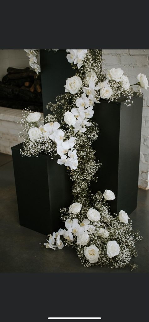 Black Flower Arrangements Wedding, White And Black Floral Centerpieces, Black White Gold Wedding Flowers, Modern Aisle Decor, Elegant Fall Wedding Ideas Romantic, Moody Wedding Flowers Centerpieces, Black And White Wedding Arch Ideas, Black And White Gala Decor, White And Black Wedding Flowers