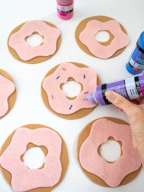 Celebrate Birthdays with a Homemade Donut Garland Using Felt Donut Birthday Decorations, Diy Sweet One Birthday, Diy Donut Decor, Diy Donut Centerpiece Ideas, Donut Party Decor, Sweet One First Birthday Decorations Diy, Donut Birthday Ideas, Diy Donut Party Decorations, Sweet One Diy Decorations