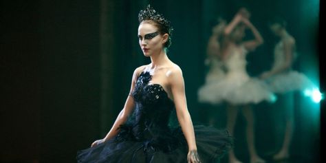 Black Swan Film, Ballet Movies, Natalie Portman Movies, Black Swan Movie, Black Swan 2010, Swan Wallpaper, Classic Halloween Costumes, Darren Aronofsky, Female Villains