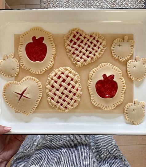 Kylie on Instagram: “about to pop these strawberry apple hand pies in the oven 🍓🍎🥧 no real recipe for these. for the strawberry filling, i cooked about two…” Aesthetic Apple Pie, Cottage Core Baking, Kitchen Activities, Pie Bakery, Shein Home Decor, About To Pop, Beginning Of Fall, Amazon Decor Finds, Fall Cottage