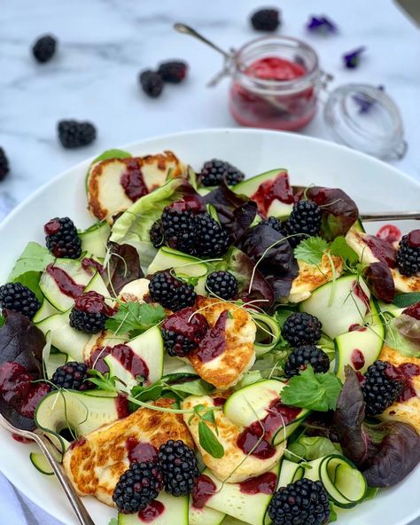 Blackberry Salad, Brunch Salad, Blackberry Farms, Salad Leaves, Farm Food, Garden Salad, Vegetable Peeler, Best Recipe, Salad Ingredients