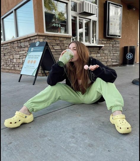 Crocs Aesthetic Outfit, Farm Girl Style, Crocs Aesthetic, Styling Crocs, Crocs Outfit, Crocs Fashion, Best Friend Photos, Cute Comfy Outfits, Colourful Outfits