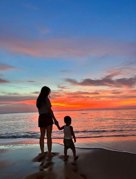 Family Travelling Aesthetic, Beach With Family Aesthetic, Traveling Mom Aesthetic, Au Pair Life Aesthetic, Family Aesthetic Beach, Son Aesthetic Mom, Family Beach Vacation Aesthetic, Vacation With Kids Aesthetic, Big Sister Asethic