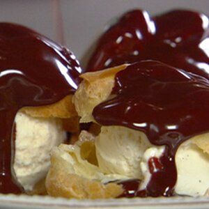 Profiteroles Recipe, Cream Puff, Warm Chocolate, Chocolate Caliente, Think Food, Hot Fudge, Cream Puffs, Chocolate Sauce, Eclairs