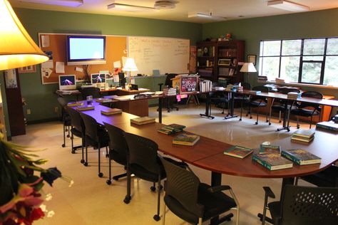 I chose this photo because this classroom has a very similar setup to my English class in high school.  My teachers name was Mr. Tucker.  He was quite an amazing English teacher.  His methods kept the entire class interested and involved.  Mr. Tucker is a huge part of my literacy experience.  I never enjoyed English classes until I studied with Mr. Tucker. High School English Classroom Aesthetic, Secondary School Classroom Ideas, Cozy English Classroom, Cool Classrooms High School, Lamps In Classroom, Dream Classroom High School, High School Classroom Asthetics, Adult Classroom Design, The Office Classroom Theme