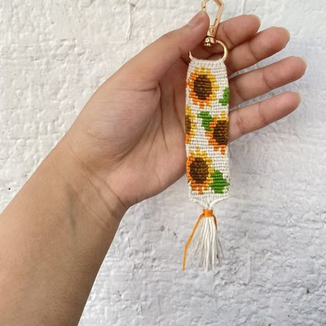 Alpha pattern #58520 | BraceletBook Alpha Pattern Keychain, Alpha Patterns Crochet, Alpha Keychain, Sunflowers Garden, String Bracelet Patterns, Paracord Bracelet Diy, Flower Sunflower, Handmade Friendship Bracelets, Bracelet Craft